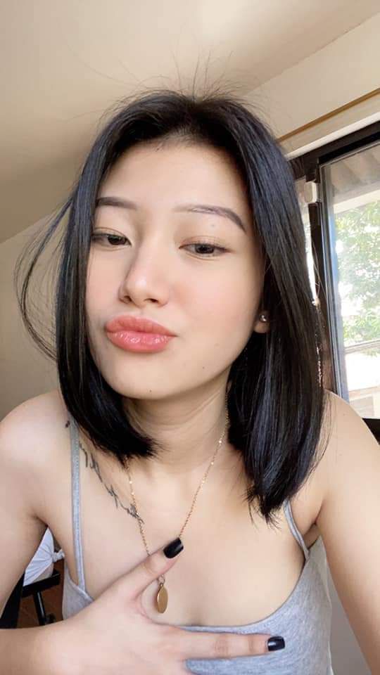 [Không kiểm duyệt] Một cặp đôi trẻ đang chụp ảnh tự sướng ở nhà. Người chiến thắng là có thật. Bào ngư của cô gái trông rất hấp dẫn. Bạn có muốn uống nước không?