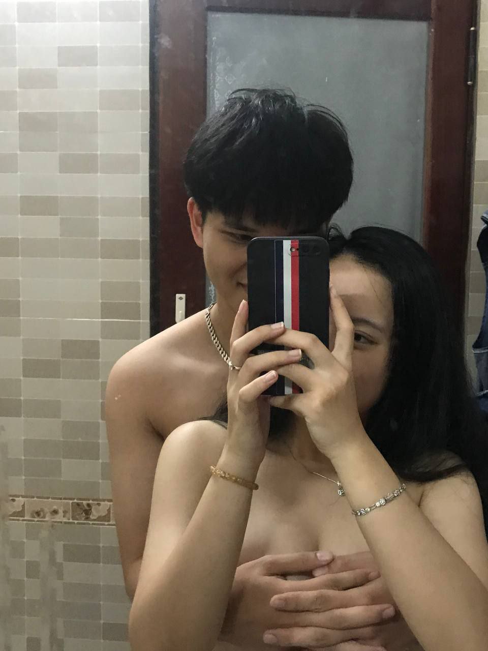 Vừa nghe điện thoại Gã chồng vừa xoạc với trai